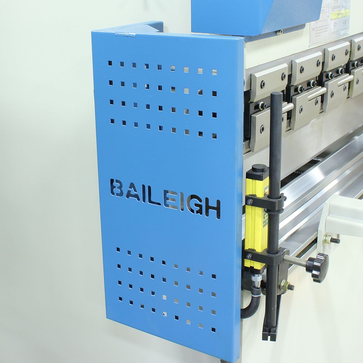 Baileigh 1020680 BP-3305CNC 33 Ton 63" 2 Axis CNC Press Brake - Image 9