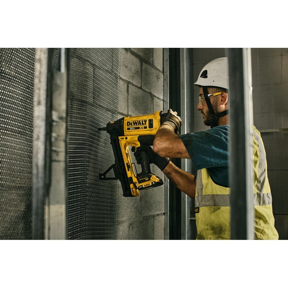 Dewalt DGN845D1 20V MAX XR Trak It C6 Gas Nailer Kit - Image 7