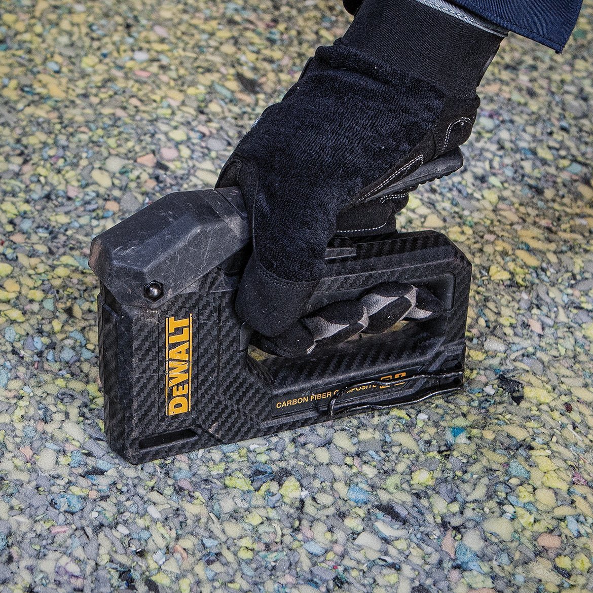 DeWALT DWHT80276 18ga 2-in-1 Heavy Duty Carbon Fiber Composite Staple Gun - Image 4